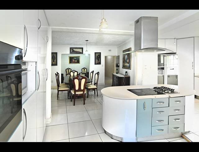 6 BEDROOM HOUSE FOR SALE IN PRESIDENT PARK